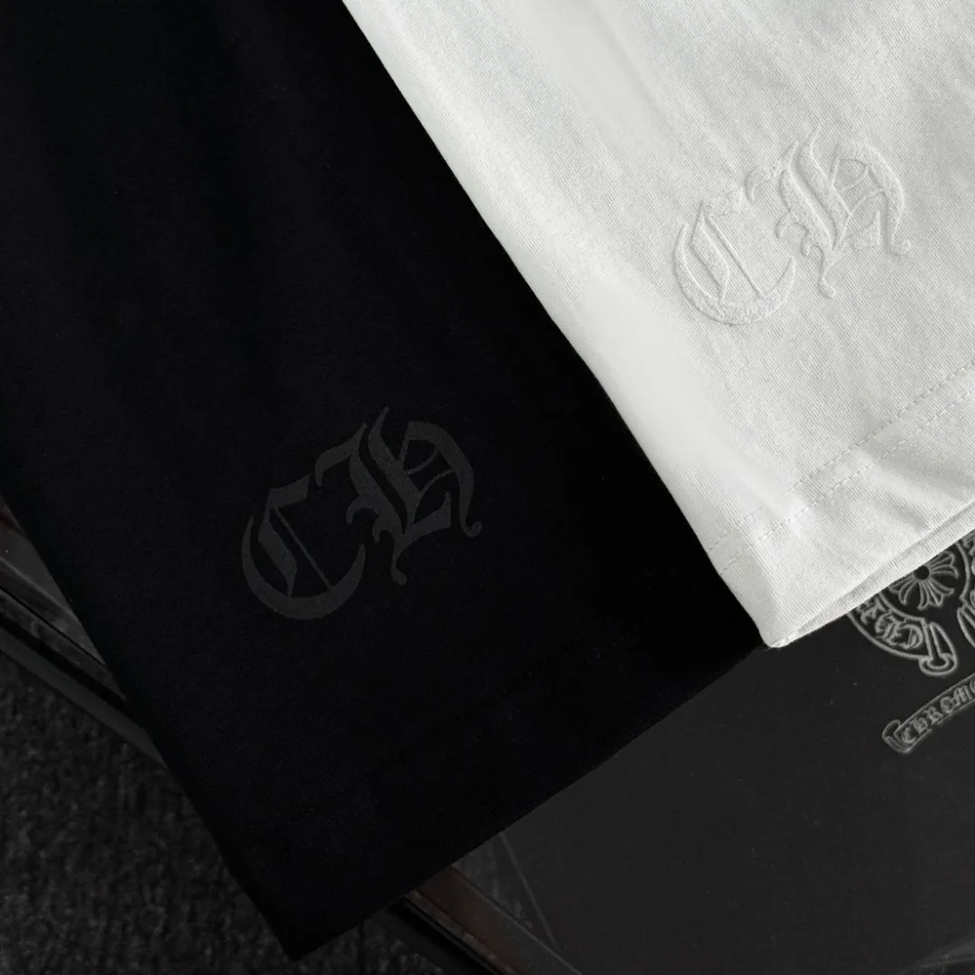 P170 Chrome Hearts 25 high-end versions. The fabric is made of 300 grams of high-density pure cotton. It does not deform or shrink. It has three labels. It is the same style for men and women. Technology: suede foaming + digital printing. Color: white, black. SIZE: S-XL.